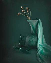 Elegant stilleben i blågrönt