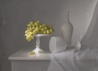 Stilleben med eleganta vita druvor