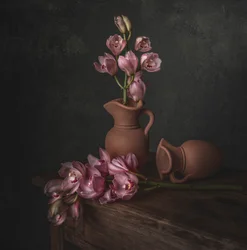 Stilleben med en stämningsfull rosa orkidé