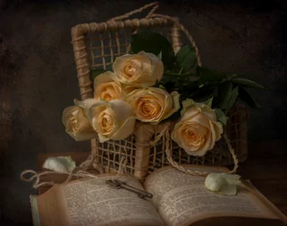 Romantiska rosor och en gammal bok