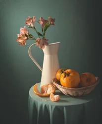 Mandariner och rosa blommor
