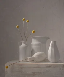 Vita vaser med gula blommor