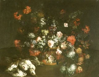 Rosor, tulpaner, blåklockor, lila och andra blommor i en korg med döda fåglar