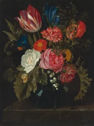 Blommor i en vas på en marmorkant