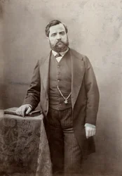 Tre fjärdedels längdporträtt av målaren Thomas Couture, med mustasch och tjockt skägg (s/v foto)