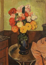Vas med blommor på ett runt bord, 1920