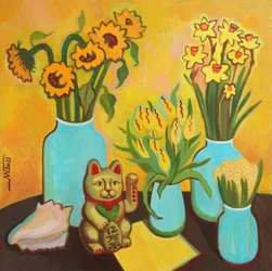 Glada blommor och lyckobringande katt