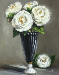Vas med eleganta vita rosor