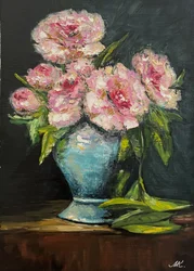 Rosa pioner i blå vas
