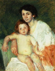 Naken baby i moderns knä med höger arm vilande på stolens ryggstöd, 1913