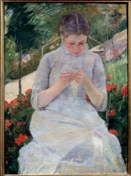 Ung flicka i trädgården, även kallad ”Kvinna som syr i en trädgård”. Målning av Mary Cassatt (1844-1926), omkring 1880-1882. Mått: 92x63 cm. Orsaymuseet