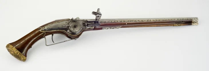 En av ett par hjullåsande hölsterpistoler, c.1650 (stål, ormträ, ben eller horn, förgylld mässing och järn)