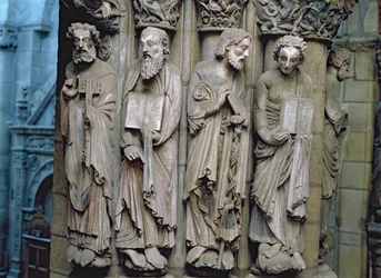 Detalj av Portico de la Gloria föreställande apostlarnas sten