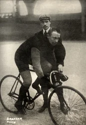 Porträtt av den belgiske cyklisten Julian Van Der Born ( 1872 ,  ) (fotografi)