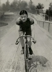 Porträtt av den franske cyklisten Francois Poulain ( 1883 ,  ) (fotografi)