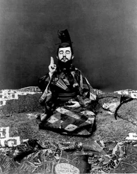 Henri de Toulouse-Lautrec i japansk klänning, ca 1892.