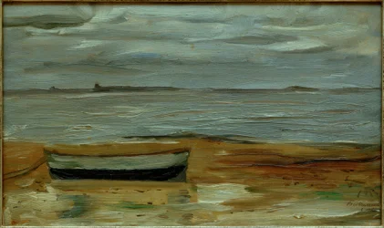 Strand med en grå båt och grått hav