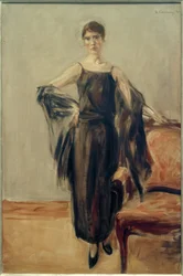 Genia Levine, stående