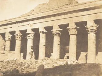 Sidopelargång på gården till Isis-templet i Philae, april 1850.