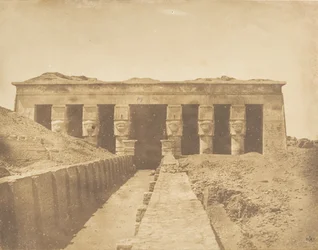 Fasad av Athors tempel vid Dendera Tentyris, 1849-50.