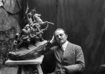 Maxime Real Del Sarte (1888-1954), skulptör och krigsinvalid med skulpturen av Edward VII i Biarritz