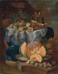 Fikon, en förgylld tazza med ett facon-de-venise vinglas, på ett draperat bord, en skuren melon på ett tennfat med plommon på en sockel
