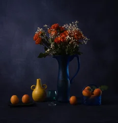 Stämningsfulla blommor och aprikoser