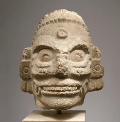 Huvud av en regngud, ca 1000 (fossilhaltig kalksten)