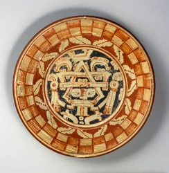 Tallrik, c.600-800 (keramik med röd, orange och svart på vit slipfärg)
