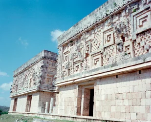 Pre-columbiansk civilisation: utsikt över platsen för Uxmals antika mayahuvudstad, Puuc-stil. Norra Yucatan 600-900 e.Kr.: spåmannens pyramid. Mexiko