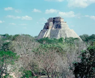 Pre-columbiansk civilisation: utsikt över det övre templet på platsen för Uxmals antika mayahuvudstad, Puuc-stil. Norra Yucatan 600-900 e.Kr. Mexiko