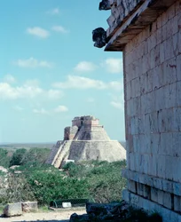 Pre-columbiansk civilisation: utsikt över det övre templet på platsen för Uxmals antika mayahuvudstad, Puuc-stil. Norra Yucatan 600-900 e.Kr. Mexiko