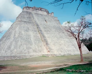 Pre-columbiansk civilisation: utsikt över det övre templet på platsen för Uxmals antika mayahuvudstad, Puuc-stil. Norra Yucatan 600-900 e.Kr. Mexiko