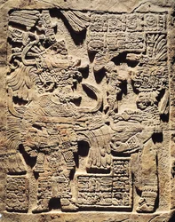 Stela som avbildar en överstepräst och en kvinna, från Yaxchilan