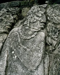 Stele i hus A, uteplats 2 i palatset