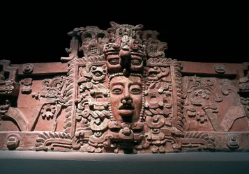 Solguden Kinich Ahau, från delstaten Campeche, Maya-civilisationen, 600-900-talet (stuckatur)