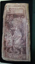 Valvtäcke med målning av guden K"Awiil och hieroglyftext, Chenes Area, Yucatan, Senklassisk period, 600-900 e.Kr.