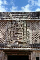 Snideridetalj från den östra byggnaden av nunneklostret, Late Classic Maya, ca 700-900 e.Kr. (foto)