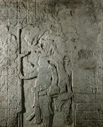 Mayakonst: panel n. 1 från Maya-platsen El Cayo (mellan 600 och 800) som representerar en karaktär omgiven av inskription i hieroglyfer med hänvisning till astronomiska beräkningar. Privat samling