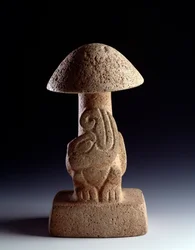 Förcolumbiansk konst, mayacivilisationen, förklassisk period: basaltskulptur i form av en svamp med en framställning av en stiliserad orm. Från Kaminaljuyú, Guatemala. Mått 28,5 x bredd 15,8 cm. Guatemala, Nationella museet för arkeologi och etnologi