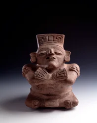 Förkolumbiansk konst, mayacivilisationen, klassisk period: antropomorf vas av lera föreställande en sittande gestalt med korslagda ben och armar och ansiktet vänt uppåt. Från La Lagunita, Quiché, Guatemala. Mått: h. 25 x b. 21,5 cm. Guatemala, Nationella