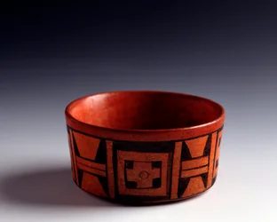 Förcolumbiansk konst, mayacivilisationen, klassisk period: tvåfärgad lerskål dekorerad med geometriska motiv. Från Tikal, Quiché, Guatemala. Mått: höjd 5,7 x diameter 11,5 cm. Guatemala, Nationella museet för arkeologi och etnologi