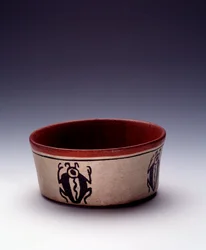 Förcolumbiansk konst, mayacivilisationen, klassisk period: polykrom lerskål dekorerad med svarta skalbaggar. Från Petén, Guatemala. Mått: höjd 5,8 x diameter 12,6 cm. Guatemala, Nationella museet för arkeologi och etnologi