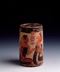 Förcolumbiansk konst, mayacivilisationen, klassisk period: cylindrisk lervas dekorerad med två män och en kvinna som utför en ritual. Från Tayasal, Guatemala. Mått: höjd 11,2 x diameter 6 cm. Guatemala City, Museo Nacional de Arqueología y Etnología