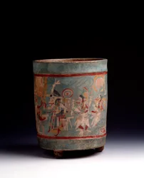 Förkolumbiansk konst, mayacivilisationen, klassisk period: cylindrisk vas av polykrom lera dekorerad med en ceremoniell scen med gestalter i procession. Från La Lagunita, Quiché, Guatemala. Mått: h. 24,1 x diam. 18,5 cm. Guatemala, Nationella museet för