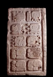 Förcolumbiansk konst, mayacivilisationen, klassisk period: fragment av en trappa med glyfer i låg relief. Mått 35,5 x 61 cm. Guatemala, Nationella museet för arkeologi och etnologi