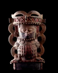 Precolombiansk konst, Maya-civilisation, klassisk period: rökelsevas i antropomorfisk lera dekorerar representationen av en karaktär som bär en mask av quetzalfågeln. Från Purulha, Guatemala Sun. h. 47 x bredd 30 cm Guatemala, Museo Nazionale di Arch