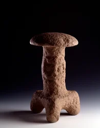 Förcolumbiansk konst, mayacivilisationen, klassisk period: stenskulptur i form av en trefotad svamp. Från Chimaltenango, Guatemala. Mått: 31,3 x bredd 18 cm. Guatemala, Museo Nazionale di Archeologia e Etnologia