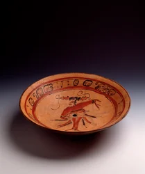 Förcolumbiansk konst, mayacivilisationen, klassisk period: trefotad vas i målad lera. Från Petén, Guatemala. Mått: h. 7,7 x diam. 35,2 cm. Guatemala City, Museo Nazionale di Archeologia e Etnologia