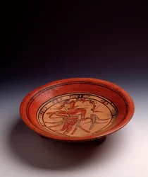 Förcolumbiansk konst, mayacivilisationen, klassisk period: trebensvas i målad lera. Från Petén, Guatemala. Mått: höjd 8 x diameter 33,8 cm. Guatemala City, Nationella museet för arkeologi och etnologi